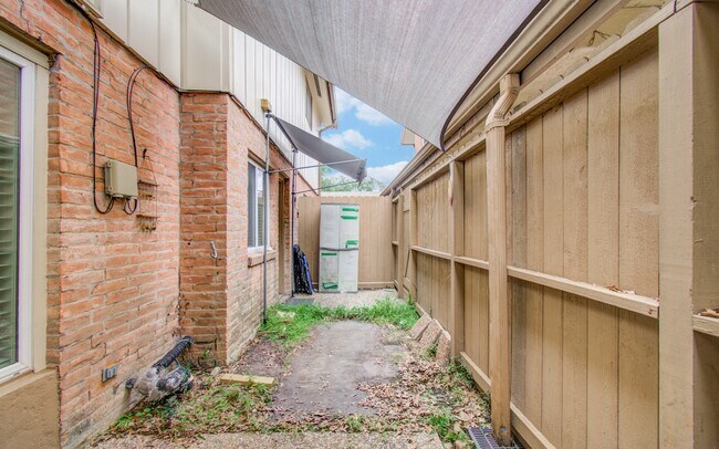 Building Photo - 823 S Ripple Creek Dr