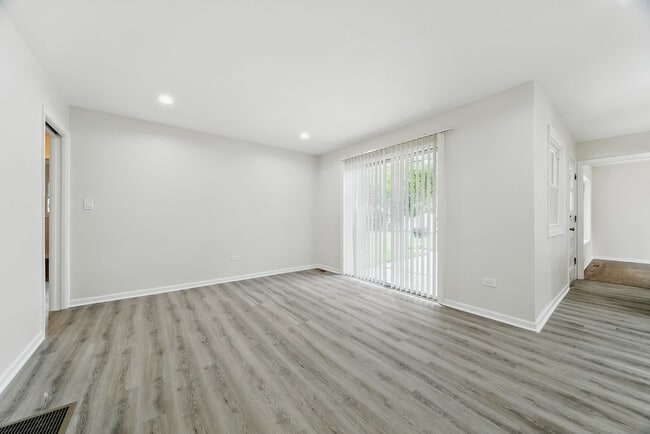 Building Photo - 554 E 168th Pl