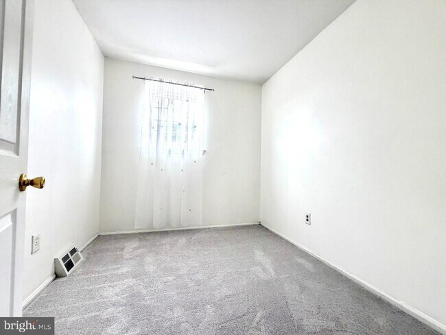 Building Photo - 422 Village Ln.