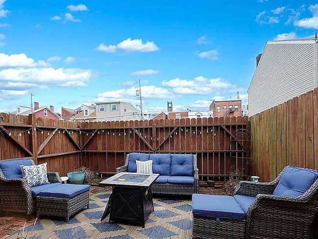 Building Photo - Beautiful single family home on a quiet dead end street in South Side