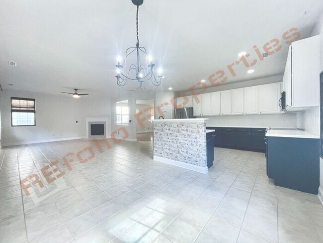 Building Photo - Beautiful 4 bedroom 2.5 bath house w/ Fire...