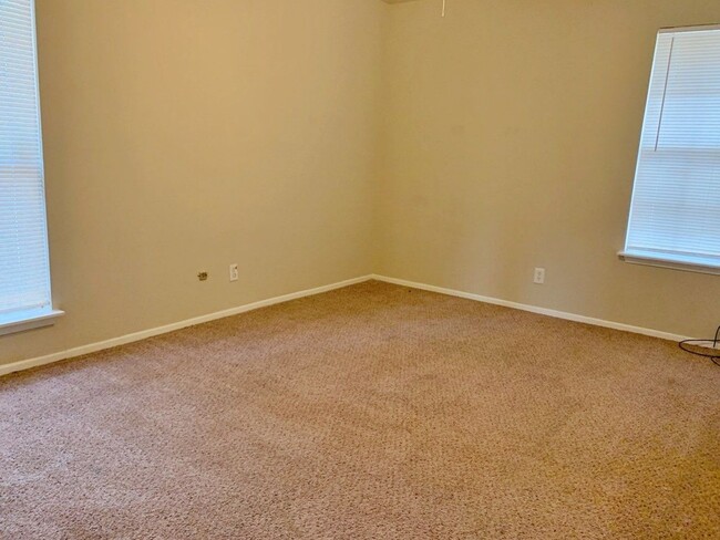 Building Photo - 1006 Poppets Way