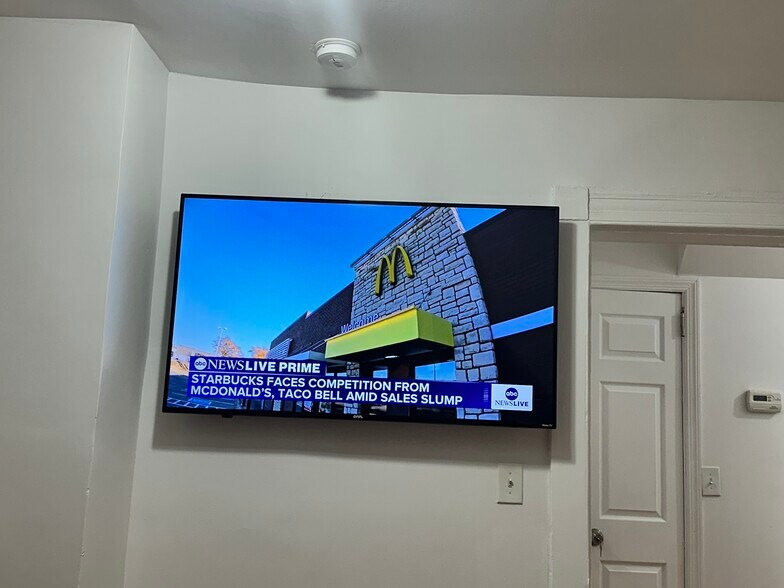 Building Photo - 153 S Grove St