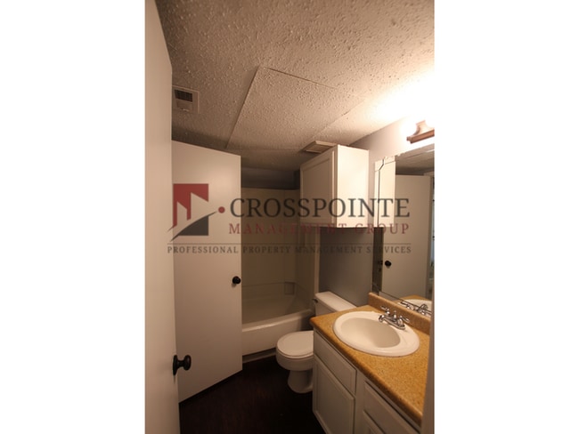 Building Photo - Upstairs 1 Bedroom 1 Bath Apartment!