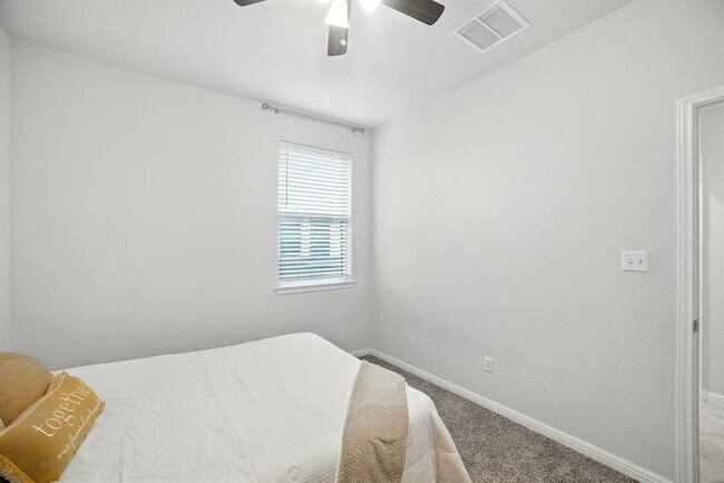 Building Photo - 324 Mountain Valley St