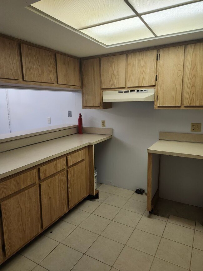 Building Photo - Oak Forrest 55 and older Condominium FOR R...