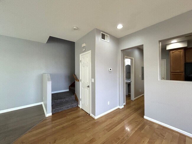 Building Photo - Spacious Elk Grove Townhome!!