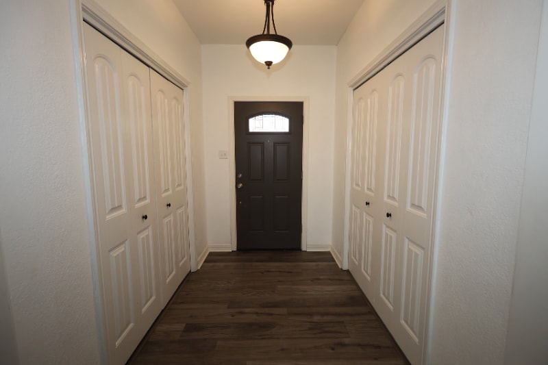 Building Photo - 412 Live Oak Dr