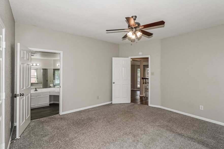 Building Photo - 15815 Spruce River Ct