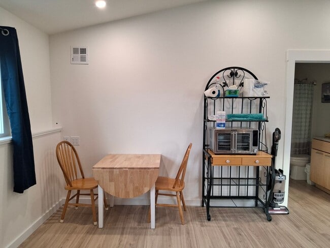 Building Photo - Move-in Ready Furnished Apartment