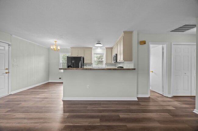 Building Photo - 904 Jennifer Ln