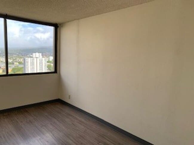 Building Photo - Kukui Plaza - 2 bedroom, 1 bath condo with 1 parking