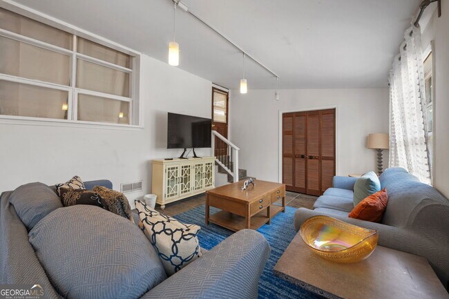 Building Photo - 1954 Woodbine Terrace NE