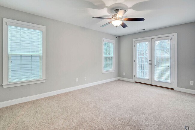 Building Photo - PRICE REDUCED - MOVE IN READY! – Gorgeous 4BR/4BA Townhome in Villages of Apex, 1 mile to DT Apex!