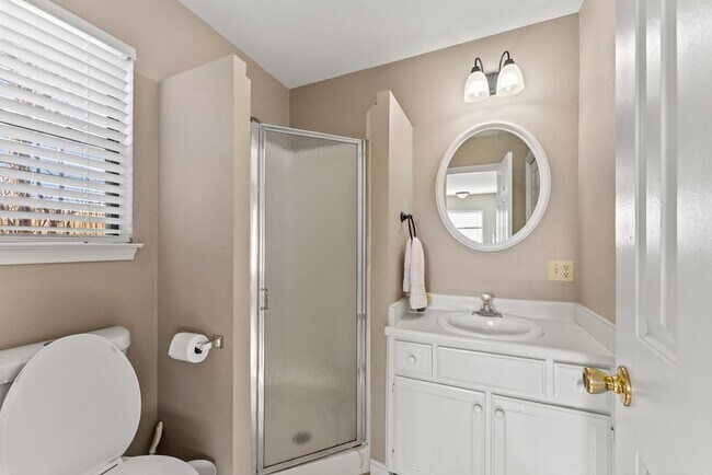 Building Photo - 117 Holly Hill Dr