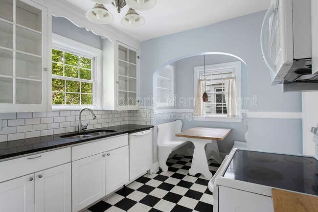 Building Photo - 1500 Cedar Ln