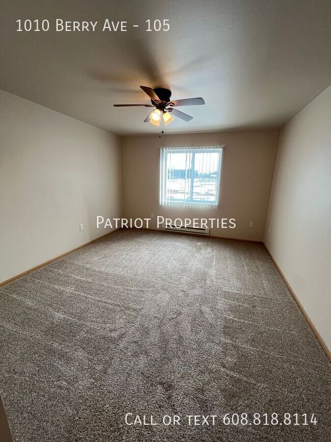 Building Photo - LUXURY APARTMENT W/ FITNESS CENTER INCLUDED!