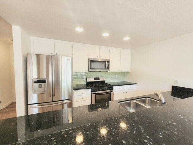Building Photo - Spacious & bright 3 bedroom 2 bath home in...
