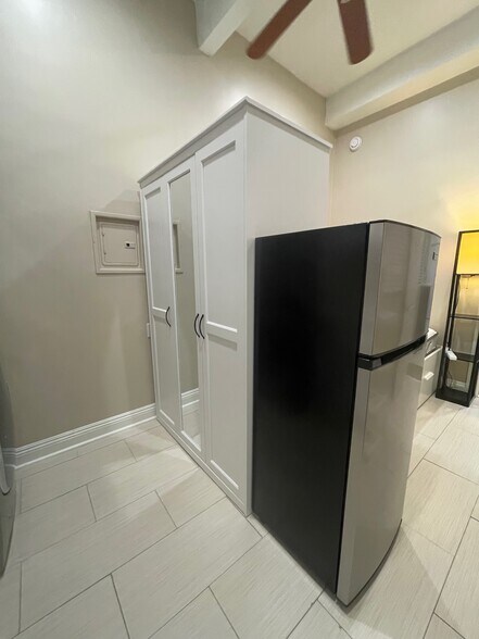 Building Photo - 7524 Fountain Ave