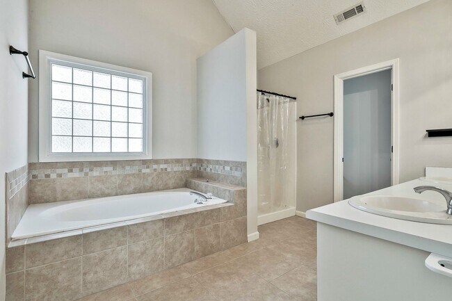 Building Photo - 4 Bed 2.5 bath in Fayette close to Everything!