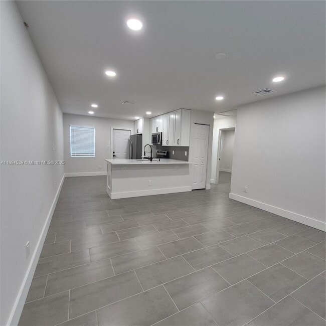 Building Photo - 823 NW 30th Ct