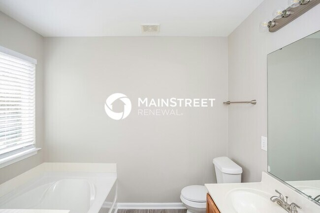 Building Photo - 4 Bedroom Pet-Friendly Home in Charlotte, NC with Main Street Renewal