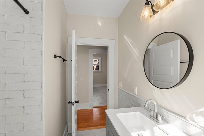 Building Photo - 123 E 55th St