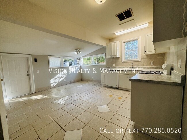 Building Photo - 302 Mandeville Ave