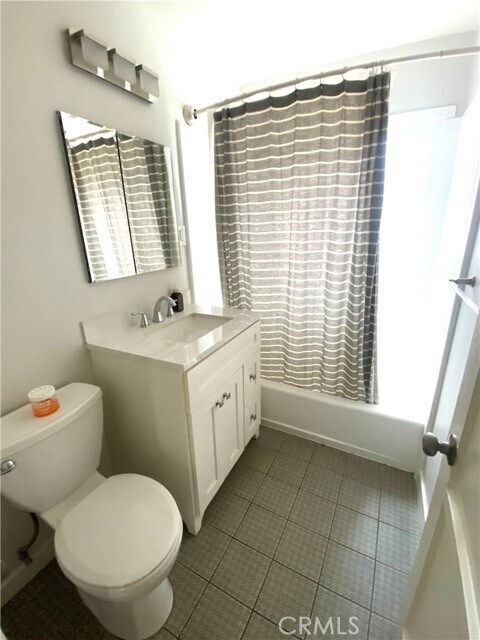 Building Photo - 656 N Vallejo Way