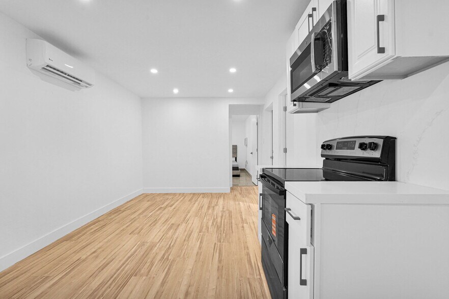 Building Photo - 2419 Coolidge St