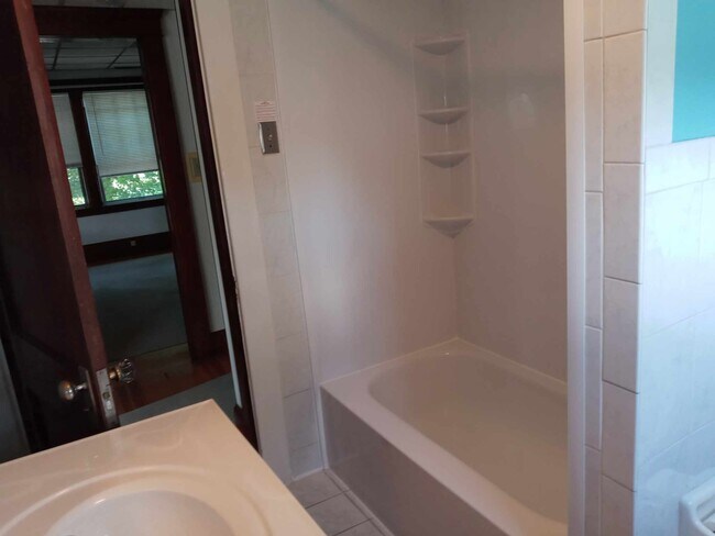 Building Photo - 467 Farmington Ave