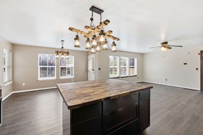 Building Photo - Spacious 5-Bed Retreat with Modern Updates in Aurora. Included - Greenhouse and Shed!