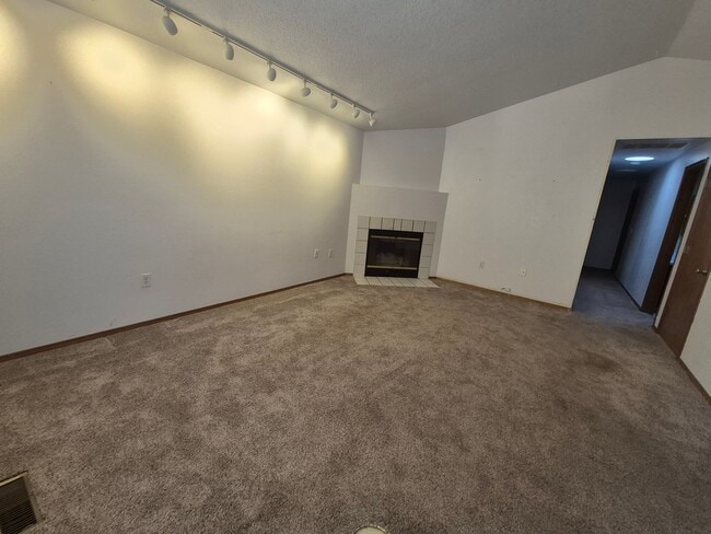 Building Photo - 3 bedroom, 2 bath house in the Brentwood-D...