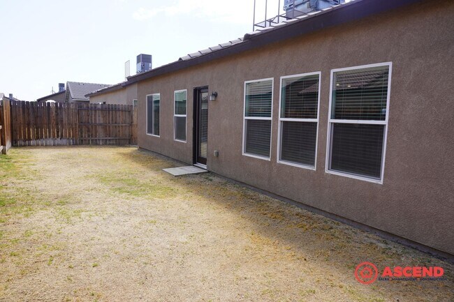 Building Photo - Beautiful Home Located in the Southwest!