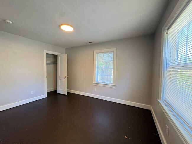 Building Photo - 2 Bedroom, 1 Bathroom House in High Point!