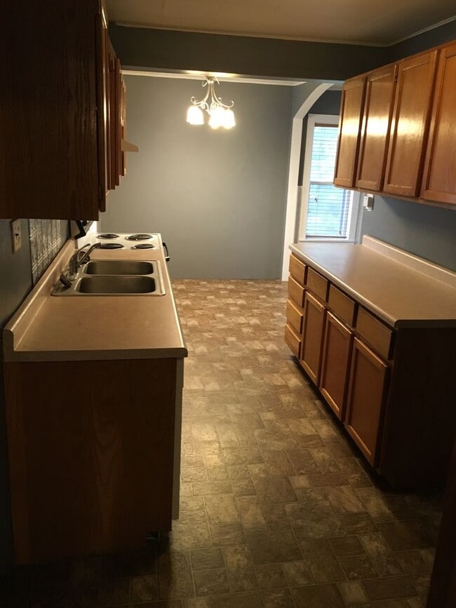 Building Photo - 3 Bed 1 Bath with Double Stall Garage
