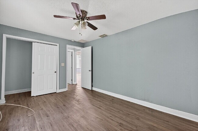Building Photo - Location, Location, location! Large 3 Bedroom, 2 Bathroom Home for rent. This home has recently b...