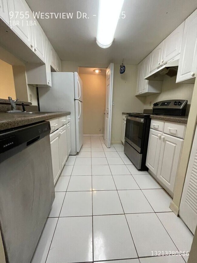 Building Photo - 9755 Westview Dr