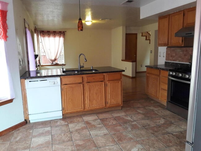 Building Photo - 2215 Sunstone Dr NW