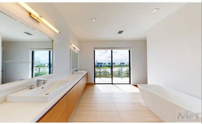 Building Photo - 16580 Sunset Way