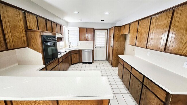 Building Photo - 9005 Tracy Dr