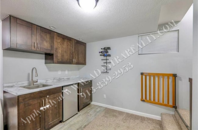 Building Photo - Beautiful 3 Bed 2.5 Bath Raised Ranch in L...