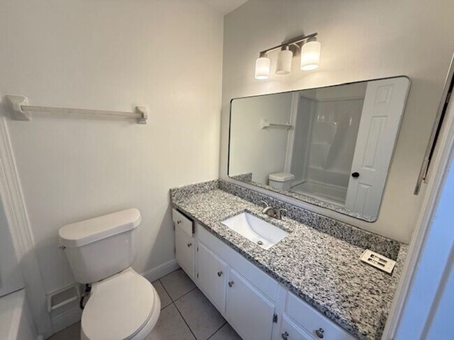 Building Photo - 2/1.5 Winter Springs Townhome with screened patio