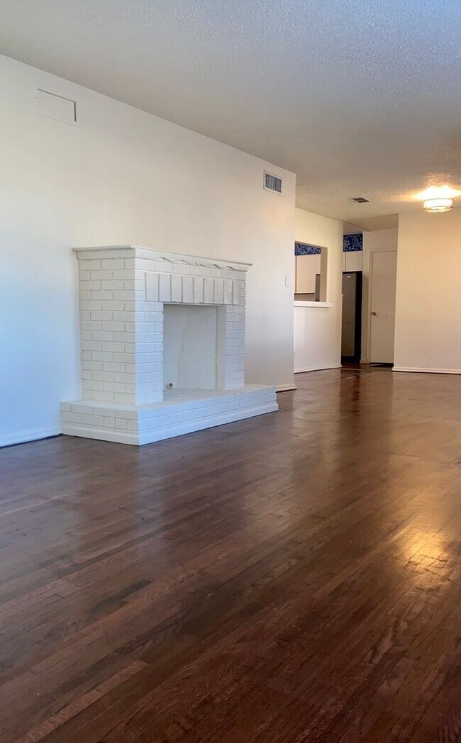 Building Photo - Arlington Heights Cottage