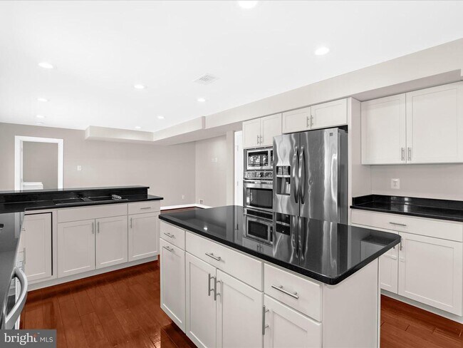 Building Photo - 7896 Pavilion Dr