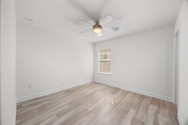 Building Photo - 528 Ayinger Ln