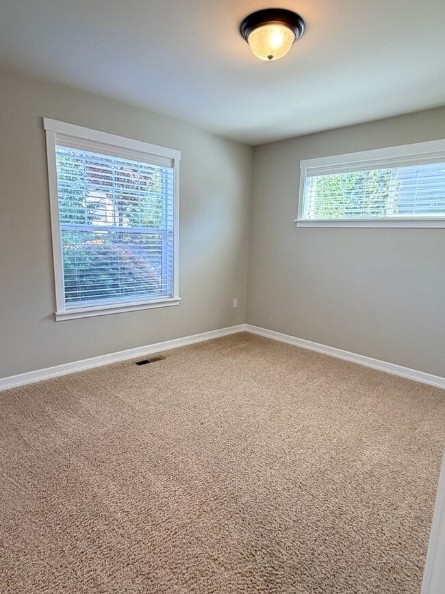 Building Photo - Luxury, golf course living with VIEWS! 3+ bed, 3 bath, three car garage and so much more!
