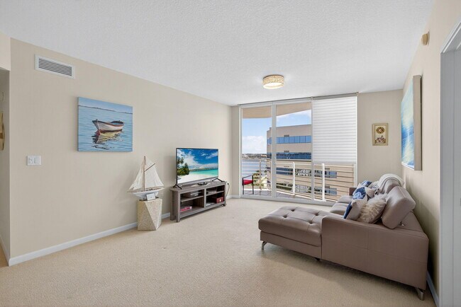 Building Photo - 1551 N Flagler Dr