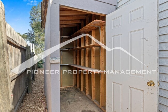 Building Photo - Prime Location - 2 bd, 2 bath, washer/drye...