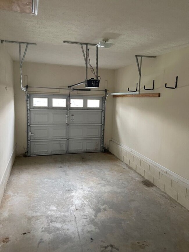 Building Photo - 1429 Huron Way